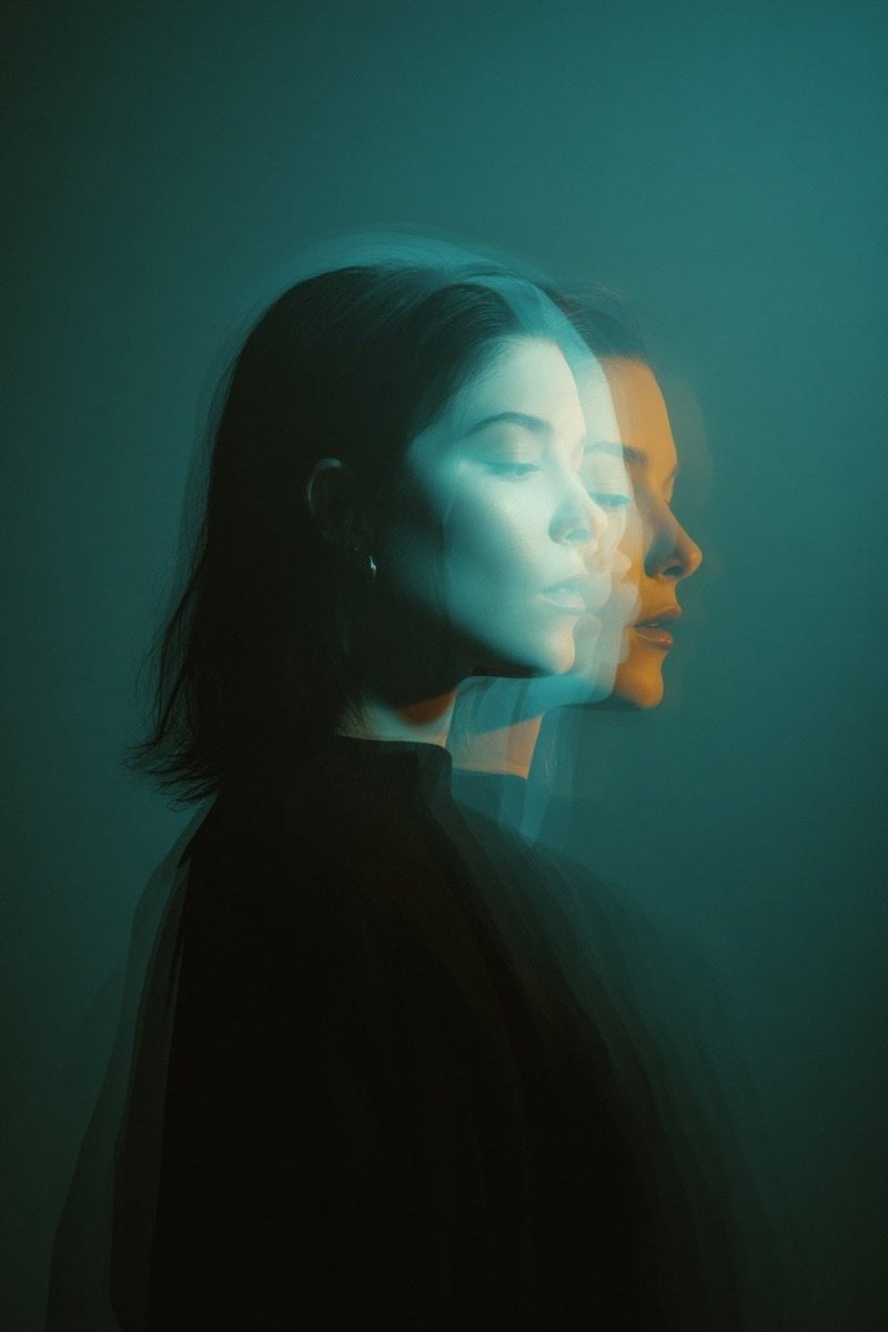 Retrato Cinematográfico de Doble Exposición Teal y Naranja